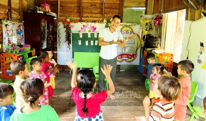 Thầy Nguyễn Văn Cường dạy trẻ học múa, hát tại điểm trường mầm non bản Chăm-pu thuộc Trường mầm non Tân - Thượng Trạch, huyện Bố Trạch, tỉnh Quảng Bình. Ảnh: Võ Dung - TTXVN Chuyện về thầy giáo mầm non Nguyễn Văn Cường nơi rẻo cao biên giới ảnh 2