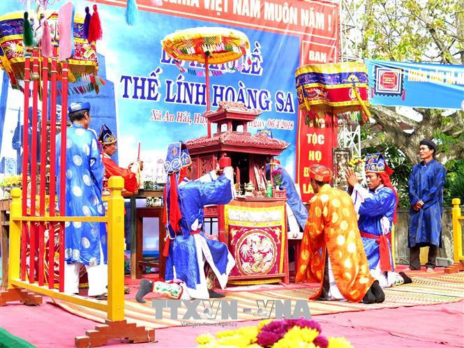Một nghi thức trong Lễ Khao lề thế lính Hoàng Sa. Ảnh (tư liệu): TTXVN Quảng Ngãi tổ chức Lễ Khao lề thế lính Hoàng Sa ảnh 1