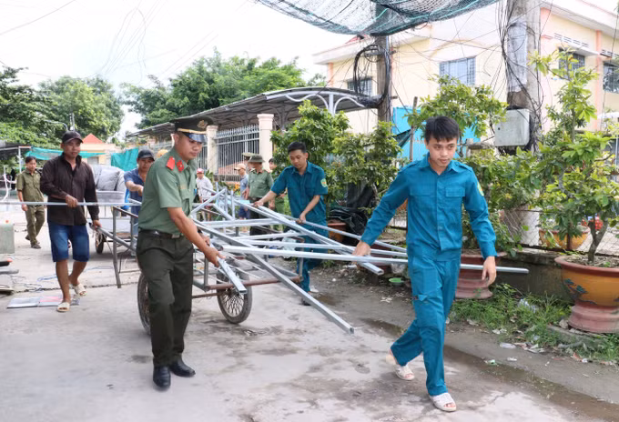 Vĩnh Long: Di dời khẩn cấp 9 hộ dân ra khỏi khu vực sạt lở ảnh 4