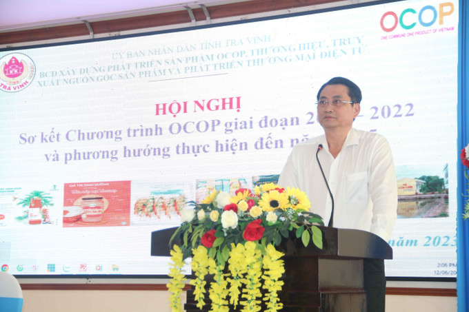 Phó Chủ tịch UBND tỉnh Trà Vinh Nguyễn Quỳnh Thiện, Trưởng Ban Chỉ đạo Xây dựng sản phẩm OCOP, thương hiệu, truy xuất nguồn gốc sản phẩm và phát triển thương mại điện tử tỉnh Trà Vinh phát biểu tại Hội nghị. Ảnh: Thanh Hòa- TTXVN Trà Vinh phát triển sản phẩm OCOP ảnh 1
