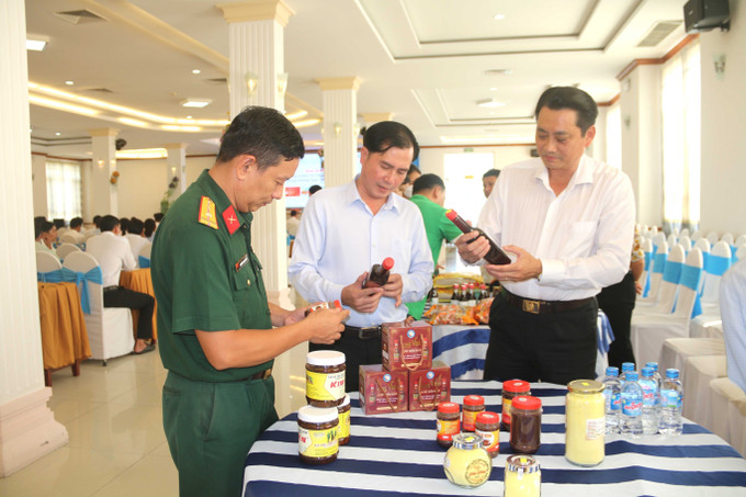 Các đại biểu tìm hiểu về sản phẩm OCOP bên lề Hội nghị. Ảnh: Thanh Hòa- TTXVN Trà Vinh phát triển sản phẩm OCOP ảnh 2