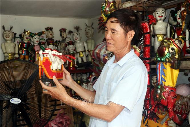 Nghệ nhân Phan Văn Mạnh, xã Hồng Quang, huyện Nam Trực giới thiệu các con rối. Ảnh: Nguyễn Lành - TTXVN Đưa nghệ thuật múa rối nước đến với công chúng ảnh 4