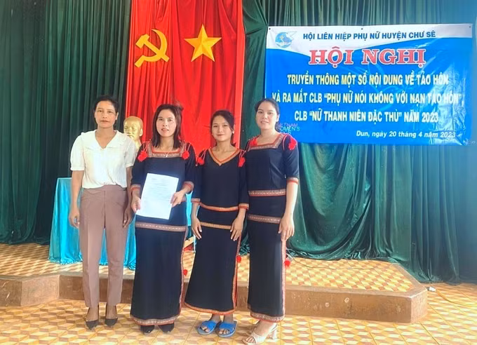 Gia Lai khuyến khích thanh niên dân tộc thiểu số lập gia đình đúng độ tuổi ảnh 1