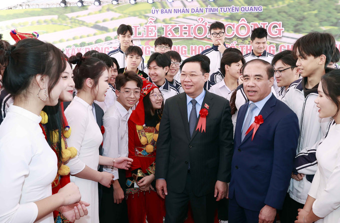 Chủ tịch Quốc hội Vương Đình Huệ với học sinh Trường Trung học phổ thông chuyên Tuyên Quang. Ảnh: Doãn Tấn - TTXVN Chủ tịch Quốc hội Vương Đình Huệ dự Lễ phát động thi đua và Tết trồng cây tại Tuyên Quang ảnh 5