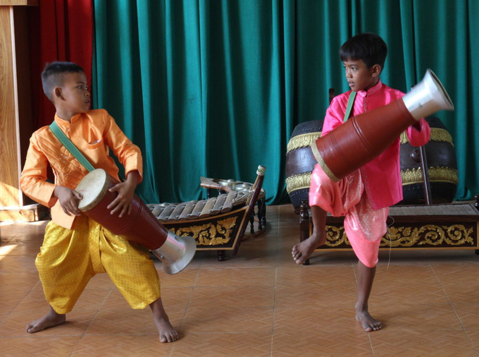 Đồng bào Khmer ở Bàu Ếch biểu diễn trống Chhay-dăm trong dịp Tết Chol Chnam Thmaey. Ảnh: baotayninh.vn Đưa du lịch Tây Ninh cất cánh vươn xa ảnh 4