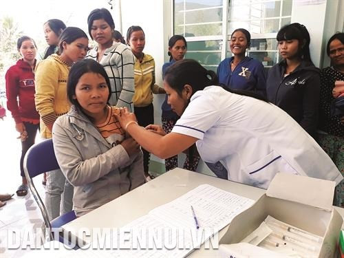 Cô đỡ thôn bản tư vấn, khám thai cho phụ nữ ở vùng đồng bào dân tộc thiểu số thuộc huyện Bác Ái (Ninh Thuận). Ảnh: Dương Ngọc Ninh Thuận nâng cao năng lực chăm sóc y tế cho cô đỡ thôn bản ảnh 1
