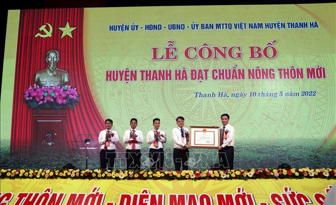 Chủ tịch UBND tỉnh Hải Dương Triệu Thế Hùng (bên phải) trao Quyết định công nhận huyện đạt chuẩn nông thôn mới Đảng bộ, chính quyền và nhân dân huyện Thanh Hà. Ảnh: Mạnh Tú - TTXVN Thanh Hà cần gắn dịch vụ du lịch sinh thái với thương hiệu vải thiều ảnh 2