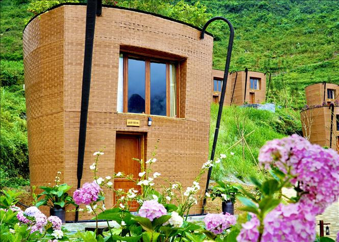 Nhà hình Quẩy Táu (chiếc địu lưng của dân tộc Mông) tại khu nghỉ dưỡng H’MONG VILLAGE. Ảnh: Nguyễn Chiến-TTXVN Khu nghỉ dưỡng với các ngôi nhà hình Quẩy Tấu xác lập kỷ lục Việt Nam ảnh 8