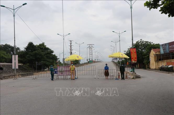 Chốt kiểm soát dịch bệnh tại cầu Như Nguyệt ngăn giữa phường Đáp Cầu, thành phố Bắc Ninh và huyện Việt Yên, tỉnh Bắc Giang. Ảnh: Thái Hùng- TTXVN Dịch COVID-19: Từ 15 giờ ngày 20/5, Bắc Ninh phong tỏa toàn bộ huyện Quế Võ ảnh 1