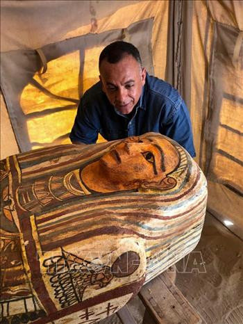 Một trong những quan tài cổ được phát hiện tại nghĩa trang Saqqara ở phía Nam thủ đô Cairo, Ai Cập. Ảnh: AFP/TTXVN Ai Cập khai quật 14 quan tài cổ tại Saqqara ảnh 1