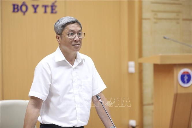 Thứ trưởng Bộ Y tế Nguyễn Trường Sơn, Trưởng Ban chỉ đạo an toàn tiêm chủng vaccine phòng Covid-19 phát biểu. Ảnh: Minh Quyết - TTXVN Dịch COVID-19: Hệ thống đảm bảo an toàn tiêm chủng được thiết lập trên toàn quốc ảnh 1