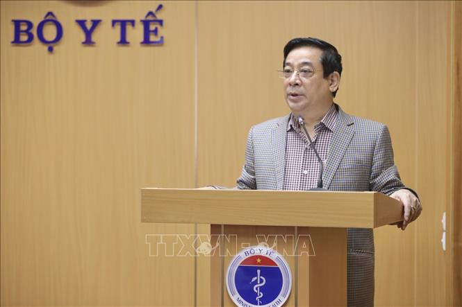 PGS.TS Lương Ngọc Khuê, Cục trưởng Cục quản lý Khám, chữa bệnh trình bày về công tác điều trị người bệnh COVID-19 tại các cơ sở khám, chữa bệnh và bảo đảm an toàn tiêm chủng vaccine COVID-19. Ảnh: Minh Quyết - TTXVN Dịch COVID-19: Hệ thống đảm bảo an toàn tiêm chủng được thiết lập trên toàn quốc ảnh 3