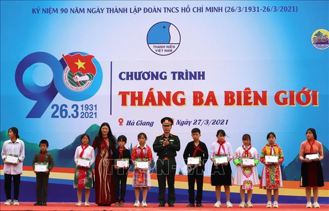 Đại diện Ban Tổ chức trao tặng học bổng cho học sinh nghèo vượt khó huyện Mèo Vạc (Hà Giang). Ảnh: TTXVN Nhiều hoạt động thiết thực đến với đồng bào dân tộc thiểu số trong dịp “Tháng ba biên giới” ảnh 2