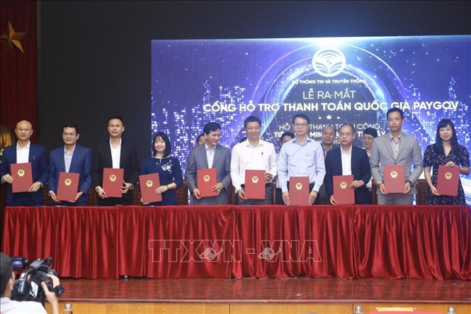 Lễ ký kết Biên bản ghi nhớ giữa Cục Tin học hoá và 9 trung gian thanh toán. Ảnh: Minh Quyết - TTXVN Thúc đẩy thanh toán điện tử cho dịch vụ công trực tuyến quốc gia qua cổng PayGov ảnh 2