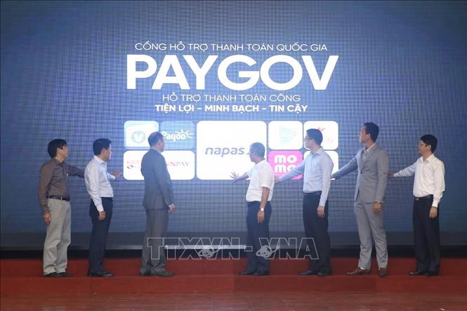 Đại biểu thực hiện nghi thức ra mắt “Cổng hỗ trợ thanh toán quốc gia (PayGov)”. Ảnh: Minh Quyết - TTXVN Thúc đẩy thanh toán điện tử cho dịch vụ công trực tuyến quốc gia qua cổng PayGov ảnh 1