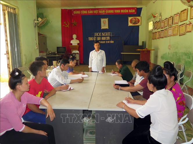 Một buổi họp chi bộ và Ban quản lý bản Phiêng Trai, xã Hát Lót, huyện Mai Sơn. Ảnh: Hữu Quyết - TTXVN Sáp nhập thôn bản góp phần tinh gọn bộ máy cơ sở ở Sơn La ảnh 3