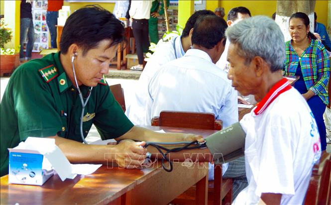 Người “thầy thuốc quân hàm xanh” Lê Văn Quốc khám bệnh cho bà con Khmer. Ảnh: Trung Hiếu/Văn Long - TTXVN "Bác sỹ quân hàm xanh" nặng lòng với đồng bào Khmer ở Vĩnh Châu ảnh 2