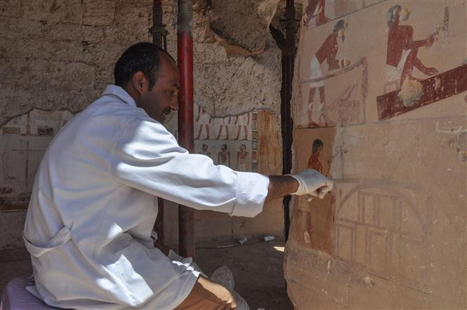(Tư liệu) Nhà khảo cổ làm việc bên trong lăng mộ Shedsu-Djehuty tại Draa Abul Naga, Luxor, Ai Cập, ngày 18/4/2019. Ảnh: AFP/ TTXVN Ai Cập mở cửa đón khách tham quan hai lăng mộ cổ ảnh 2