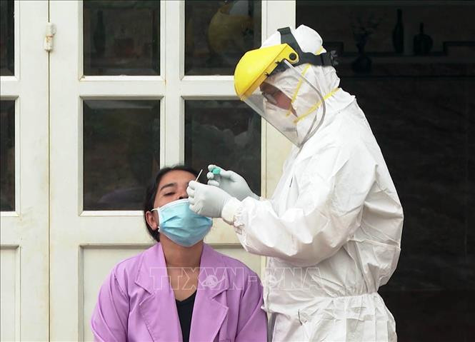 Lấy mẫu xét nghiệm sàng lọc trên diện rộng cho người dân xã Quảng Tín, huyện Đắk R’Lấp. Ảnh: TTXVN Đắk Nông áp dụng Chỉ thị 16/CT-TTg tại huyện Đắk R’lấp để ngăn lây lan dịch COVID-19 ảnh 2