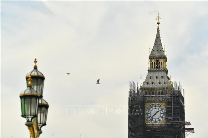 Tháp đồng hồ Big Ben với 2 cây kim được phục chế màu xanh Phổ tại London, Anh ngày 6/9/2021. Ảnh: AFP/TTXVN Diện mạo mới của tháp Big Ben ảnh 1
