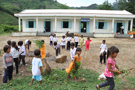 Học sinh Trường Tiểu học Sơn Bình, huyện Khánh Sơn, tỉnh Khánh Hòa. Ảnh: baokhanhhoa.vn Khánh Hòa: 97,7% người dân tộc thiểu số biết chữ ở mức độ 1 ảnh 1