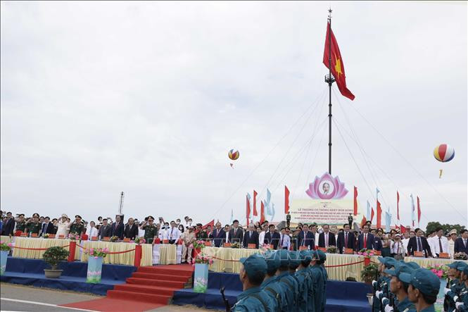 Chủ tịch nước Nguyễn Xuân Phúc và các đại biểu tại Lễ thượng cờ “Thống nhất non sông” tại Di tích Quốc gia đặc biệt Đôi bờ Hiền Lương- Bến Hải. Ảnh: Thống Nhất – TTXVN Chủ tịch nước Nguyễn Xuân Phúc dự Lễ thượng cờ Thống nhất non sông tại Di tích Đôi bờ Hiền Lương - Bến Hải ảnh 2