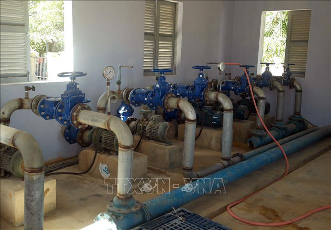 Hệ thống cấp nước Hữu Đức - Hậu Sanh được tu sửa mở rộng, phục vụ nước sinh hoạt cho người dân ở xã Phước Hữu. Ảnh: Công Thử - TTXVN Ninh Thuận: Đưa vào sử dụng hệ thống cấp nước sinh hoạt phục vụ hơn 3.200 hộ vùng đồng bào Chăm ảnh 1
