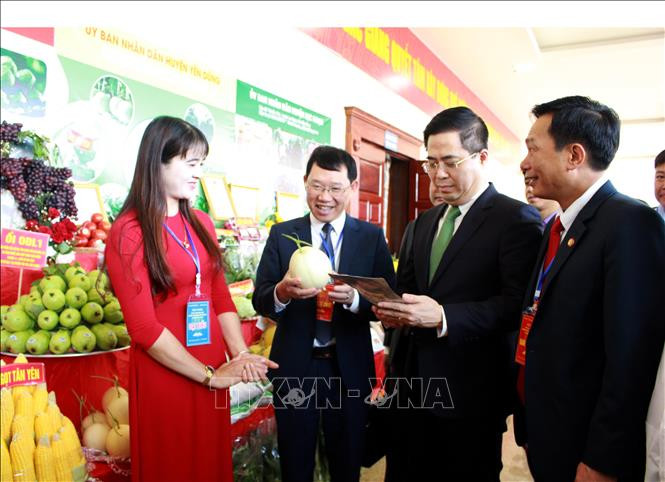 Các đại biểu thăm quan gian trưng bày sản phẩm tại hội nghị. Ảnh: Đồng Thúy-TTXVN Bắc Giang: Ứng dụng tiến bộ khoa học công nghệ thúc đẩy phát triển vùng nông thôn, miền núi ảnh 2