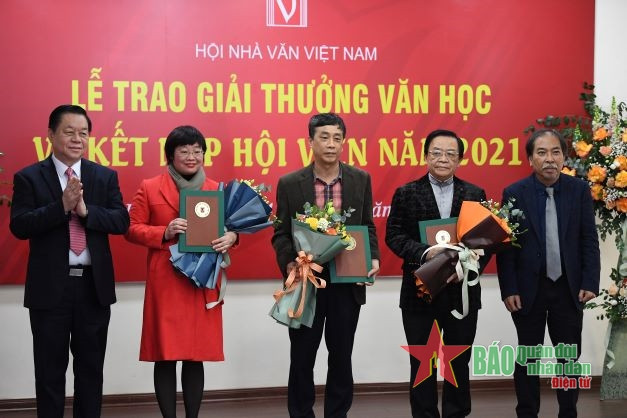 Ông Nguyễn Trọng Nghĩa, Bí thư Trung ương Đảng, Trưởng Ban Tuyên giáo Trung ương và nhà thơ Nguyễn Quang Thiều, Chủ tịch Hội Nhà văn Việt Nam, trao chứng nhận và tặng hoa các tác giả, tác phẩm đoạt giải. Ảnh: qdnd.vn Hội Nhà văn Việt Nam trao Giải thưởng Văn học năm 2021 ảnh 1