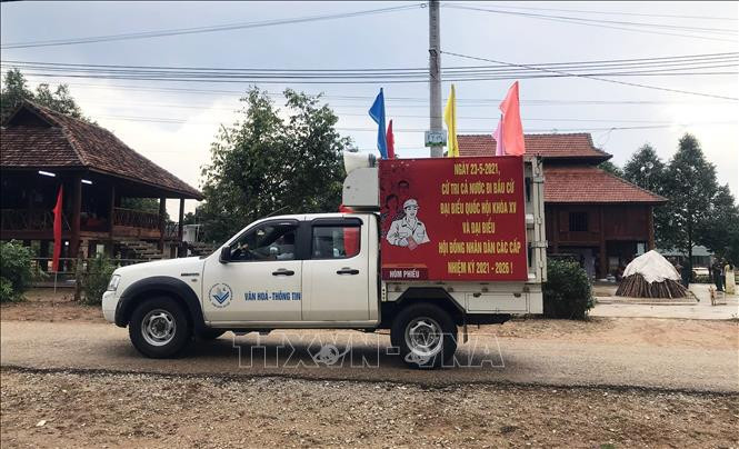 Xe lưu động thông tin về ngày bầu cử cho người dân tại huyện Ngọc Hồi (Kon Tum). Ảnh: Khoa Chương - TTXVN Kon Tum tuyên truyền bầu cử đến cộng đồng các dân tộc thiểu số vùng biên giới ảnh 2