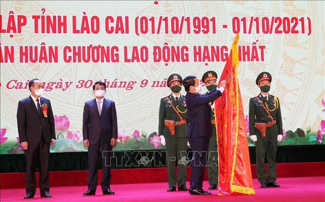 Đồng chí Hầu A Lềnh, Bộ trưởng, Chủ nhiệm Ủy ban Dân tộc thừa ủy quyền của Chủ tịch nước trao Huân chương Lao động hạng Nhất tặng Đảng bộ và nhân dân các dân tộc tỉnh Lào Cai. Ảnh: Quốc Khánh - TTXVN Bộ trưởng Chủ nhiệm Ủy ban Dân tộc Hầu A Lềnh dự lễ kỷ niệm 30 năm ngày tái lập tỉnh Lào Cai ảnh 2