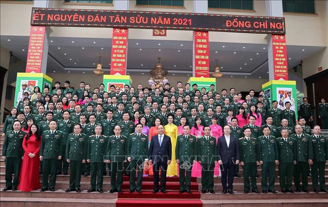 Thủ tướng Nguyễn Xuân Phúc với cán bộ, chiến sỹ Bộ Tư lệnh Bộ đội biên phòng. Ảnh: Thống Nhất – TTXVN Thủ tướng Nguyễn Xuân Phúc: Ngăn chặn hiệu quả các đối tượng xuất nhập cảnh trái phép ảnh 4