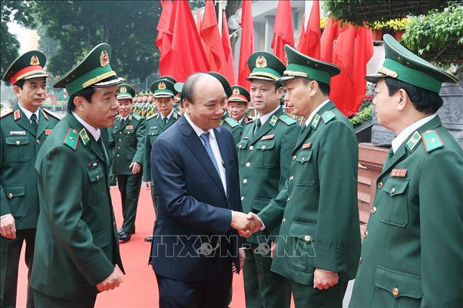 Thủ tướng Nguyễn Xuân Phúc với cán bộ, sĩ quan chỉ huy Bộ Tư lệnh Bộ đội Biên phòng. Ảnh: Thống Nhất – TTXVN Thủ tướng Nguyễn Xuân Phúc: Ngăn chặn hiệu quả các đối tượng xuất nhập cảnh trái phép ảnh 2