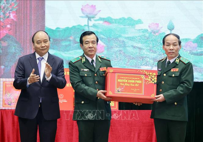 Thủ tướng Nguyễn Xuân Phúc trao tiền hỗ trợ 433 Đồn biên phòng để tăng cường công tác phòng, chống dịch COVID 19 và đảm bảo an toàn trật tự xã hội vùng biên giới, biển đảo nhân dịp Tết Nguyên đán Tân Sửu 2021. Ảnh: Thống Nhất - TTXVN Thủ tướng Nguyễn Xuân Phúc: Ngăn chặn hiệu quả các đối tượng xuất nhập cảnh trái phép ảnh 3