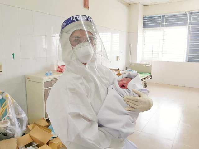 Đỡ đẻ thành công cho một sản phụ là bệnh nhân COVID-19 ảnh 1 Đỡ đẻ thành công cho một sản phụ là bệnh nhân COVID-19 ảnh 1