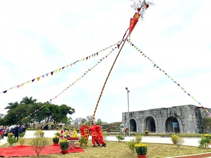 Trong các triều đại quân chủ Việt Nam, tục dựng cây nêu được đưa vào hoàng cung và sử dụng như một phong tục, điển chế của triều đình. Ảnh: Hoa Mai - TTXVN Tái hiện lễ thượng nêu ngày Tết tại Thành nhà Hồ ảnh 3