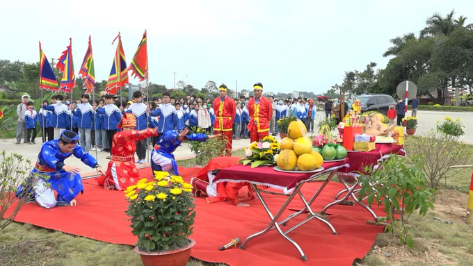 Lễ thượng nêu ngầy tết diễn ra trang nghiêm, thành kính tại Di sản văn hóa thế giới Thành nhà Hồ. Ảnh: Hoa Mai - TXTVN Tái hiện lễ thượng nêu ngày Tết tại Thành nhà Hồ ảnh 4