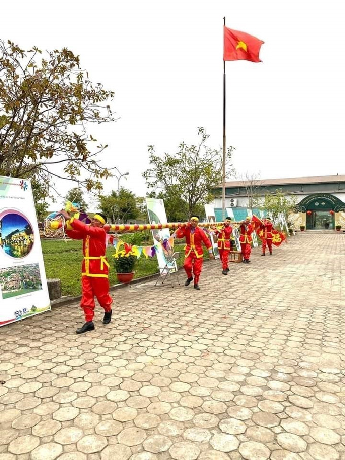 Cây nêu được chọn từ cây tre đực, cao to khỏe mạnh được chặt hết cành lá, chỉ để lại ngọn và lá phía trên. Ảnh: Hoa Mai - TTXVN Tái hiện lễ thượng nêu ngày Tết tại Thành nhà Hồ ảnh 1