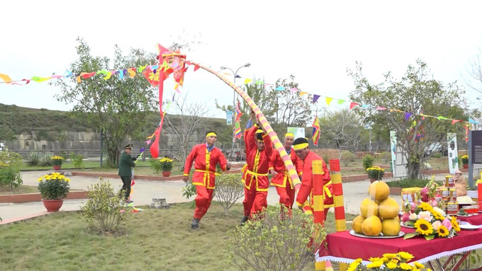 Lễ dựng cây nêu ngày Tết là phong tục truyền thống của người Việt, khi cây nêu được dựng lên là báo hiệu ngày Tết chính thức bắt đầu. Ảnh: Hoa Mai - TTXVN Tái hiện lễ thượng nêu ngày Tết tại Thành nhà Hồ ảnh 2