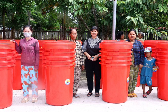 Trao thùng nước sinh hoạt cho bà con đồng bào dân tộc Khmer tại xã Thuận Hòa, huyện Châu Thành (Sóc Trăng). Ảnh: Tuấn Phi - TTXVN Hỗ trợ dụng cụ chuyển đổi ngành nghề cho đồng bào Khmer ảnh 2