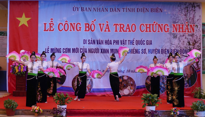 Tiết mục văn nghệ tại buổi lễ. Ảnh: Xuân Tư - TTXVN Lễ mừng cơm mới của người Xinh Mun là Di sản Văn hóa phi vật thể Quốc gia ảnh 2