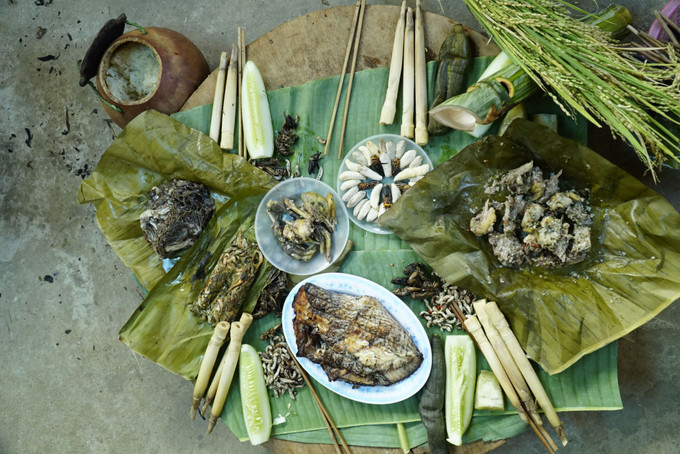 Mâm cỗ cúng Lễ Mừng cơm mới của người Xinh Mun ở Chiềng Sơ. Ảnh: Xuân Tư - TTXVN Lễ mừng cơm mới của người Xinh Mun là Di sản Văn hóa phi vật thể Quốc gia ảnh 4