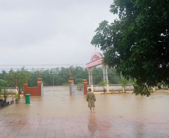 Quảng Ngãi mưa lớn, cảnh báo lũ đang lên nhanh trên các sông ảnh 2