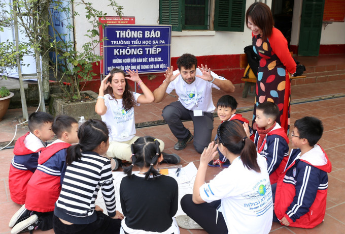 Đoàn tình nguyện viên Heroes for Life của Israel cùng các em học sinh Trường tiểu học thị xã Sa Pa (Lào Cai) chơi trò chơi phát triển trí tuệ. Ảnh: Quốc Khánh - TTXVN Tình nguyện viên Israel dạy học cho trẻ em vùng cao Lào Cai ảnh 3