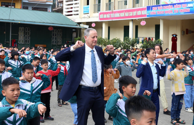 Đại sứ Israel tại Việt Nam Yaron Mayer cùng tập thể dục với các em học sinh Trường Tiểu học thị xã Sa Pa. Ảnh: Quốc Khánh - TTXVN Tình nguyện viên Israel dạy học cho trẻ em vùng cao Lào Cai ảnh 2