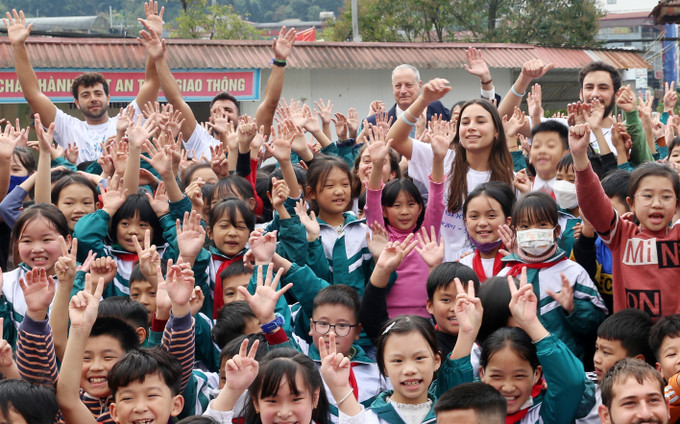 Đoàn tình nguyện viên Heroes for Life của Israel với các em học sinh Trường tiểu học thị xã Sa Pa (Lào Cai). Ảnh: Quốc Khánh - TTXVN Tình nguyện viên Israel dạy học cho trẻ em vùng cao Lào Cai ảnh 1