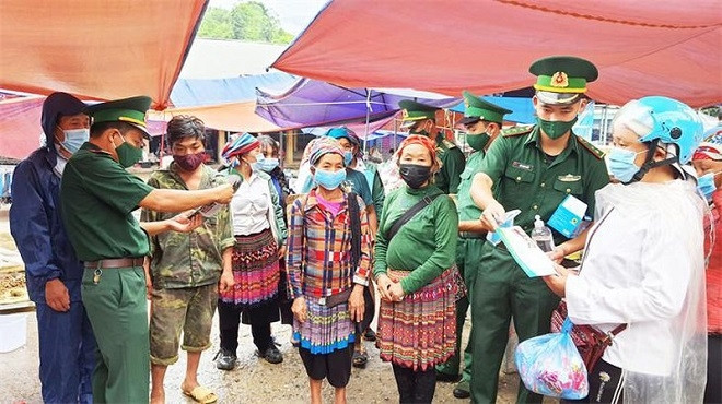 Cán bộ, chiến sĩ Đồn Biên phòng Trịnh Tường tuyên truyền, PBGDPL cho nhân dân ở các phiên chợ. Ảnh: dangcongsan.vn Bộ đội Biên phòng Lào Cai nâng cao kiến thức pháp luật cho đồng bào dân tộc thiểu số ảnh 2