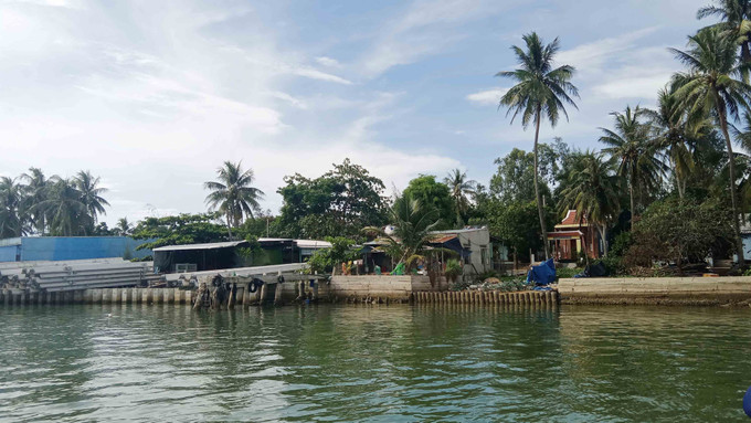 Tuyến kè thôn 4, xã đảo Tam Hải, huyện Núi Thành, tỉnh Quảng Nam có tổng chiều dài 1.100 mét nhưng mới chỉ thi công đóng cọc được hơn 300 mét. Ảnh: Đoàn Hữu Trung-TTXVN Quảng Nam gỡ vướng mặt bằng, đẩy nhanh thi công các công trình kè biển khẩn cấp ảnh 2