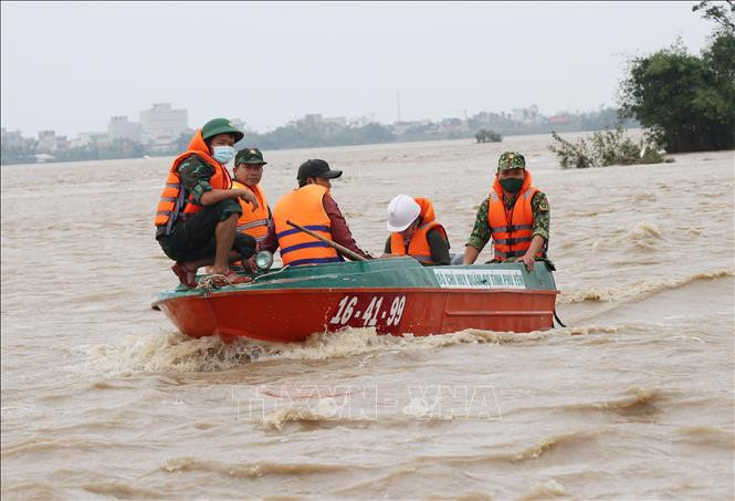 Lực lượng cứu hộ tỉnh Phú Yên dùng xuồng đưa người dân ra khỏi khu vực ngập lụt. Ảnh: Phạm Cường-TTXVN 77 năm thành lập Quân đội: Bộ Chỉ huy quân sự tỉnh Phú Yên đồng hành cùng người dân vượt qua bão, lũ ảnh 3