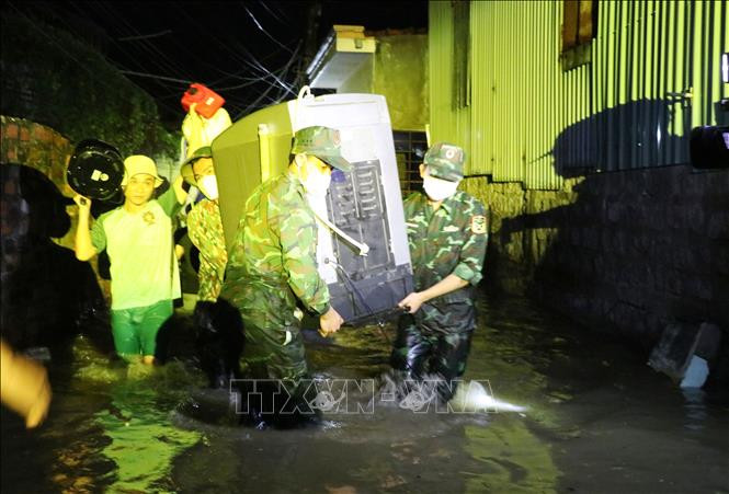 Tài sản của người dân được các chiến sỹ Bộ đội hỗ trợ đưa đến nơi an toàn. Ảnh: Phạm Cường-TTXVN 77 năm thành lập Quân đội: Bộ Chỉ huy quân sự tỉnh Phú Yên đồng hành cùng người dân vượt qua bão, lũ ảnh 4